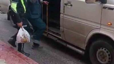 Hatay’ın Dörtyol ilçesinde bir polis memuru, yağmurda ıslanan görme engelli