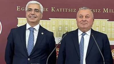 Demokrat Parti’de iki milletvekili, partiye olan bağlarını kopararak istifalarını duyurdu.