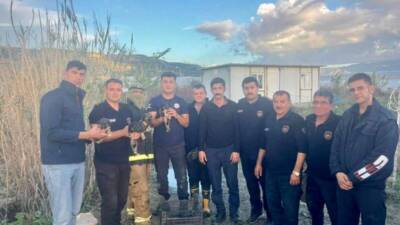 Hatay’ın Samandağ ilçesinde yağmur suyu giderinde sıkışan beş yavru köpek,
