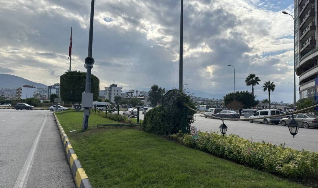 Hatay'ın İskenderun ilçesinde, refüjdeki