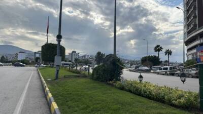 Hatay'ın İskenderun ilçesinde, refüjdeki çimlere basan vatandaşları engellemek amacıyla belediye
