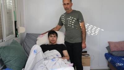 Hatay'da annesi ve kardeşini kaybettiğini binanın enkazından çamaşır makinesinin yanına