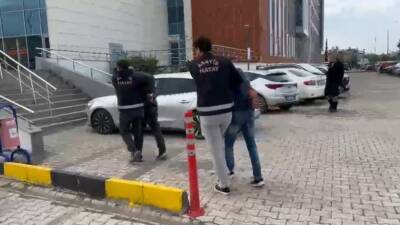 İskenderun’da düzenlenen operasyonla, aranan iki şahıs yakalanarak tutuklandı. Hatay Emniyet