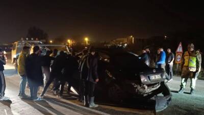 Hatay’ın Samandağ ilçesinde iki otomobilin çarpışması sonucu bir kişi yaralandı.