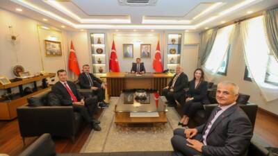 Hatay Diş Hekimleri Odası Başkanı Nedim Seyfettin ve yönetim kurulu