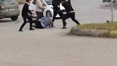 Hatay’ın İskenderun ilçesinde, trafikte yaşanan yol verme tartışması kavgaya dönüştü.