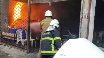 Hatay’ın İskenderun ilçesinde park halindeki bir Tofaş marka otomobil, çıkan