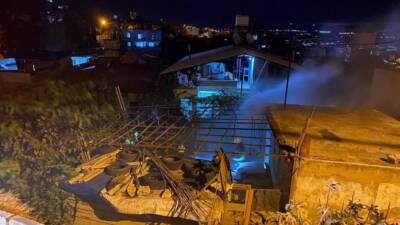 Kırıkhan ilçesinde Mimar Sinan Mahallesi'nde çıkan odunluk yangını, itfaiye ekiplerinin