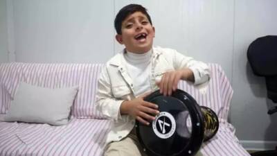 Hatay’ın Defne ilçesinde yaşayan 9 yaşındaki Ahmet Kazar, müzikle olan