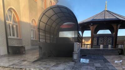 Hatay'ın Altınözü ilçesinde bulunan Altınkaya Camii'nde sabah namazı sırasında elektrik