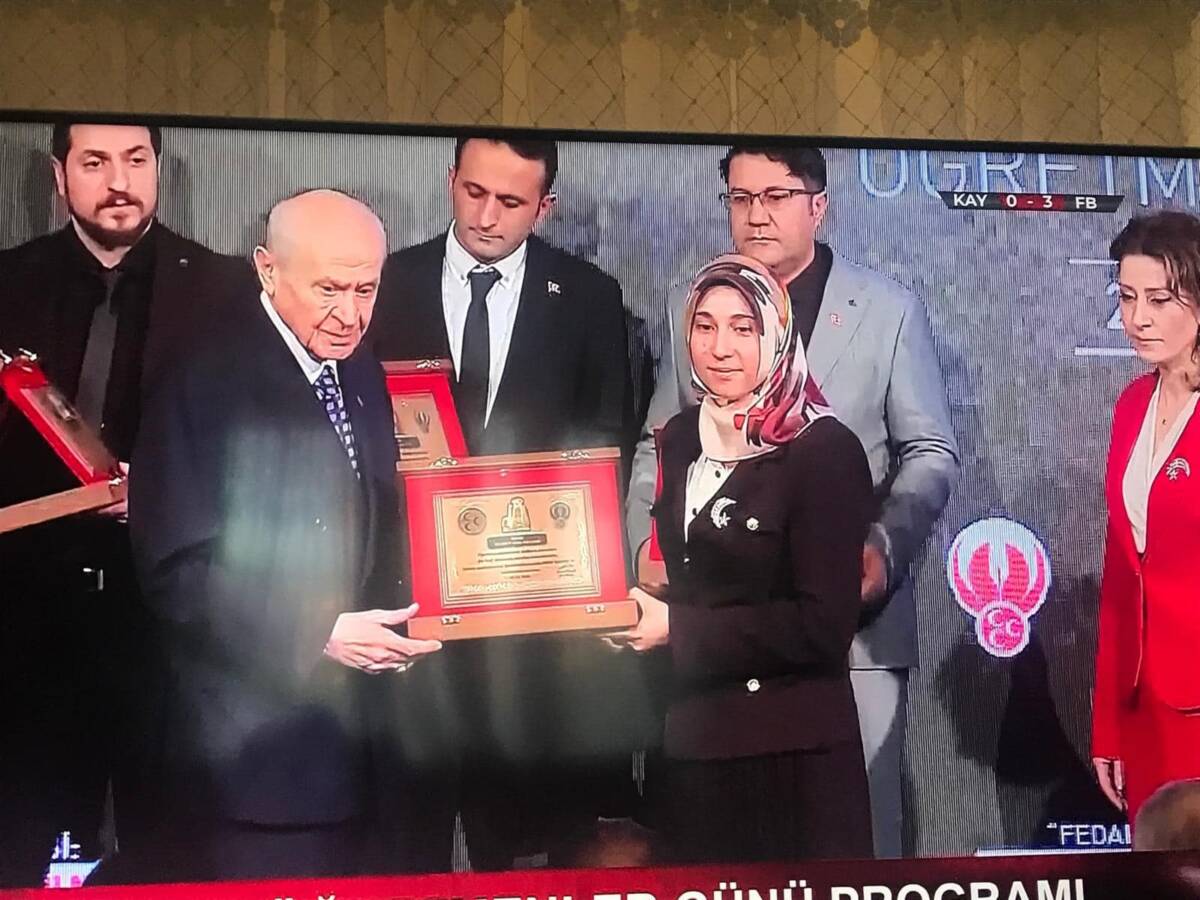 MHP Genel Başkanı Devlet Bahçeli’den Hataylı Öğretmene Plaket