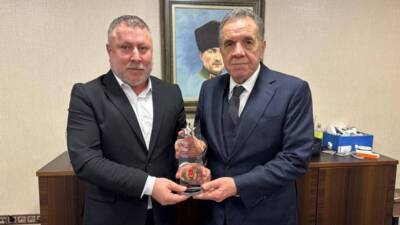 İskenderunlu iş insanı Recep Atakaş, 24 Kasım Öğretmenler Günü’nde eğitime