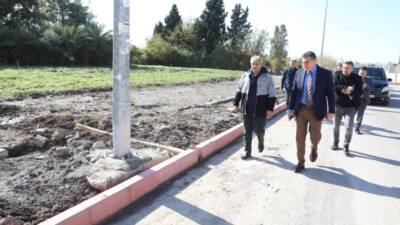 İskenderun'da Kredi Yurtlar Kurumu'na bağlı yurtlara giden yolda yaya kaldırımı