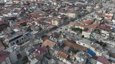Hatay Valiliği, tarihi Kurtuluş Caddesi'ni trafiğe kapatarak restorasyon çalışmalarını hızlandırıyor.