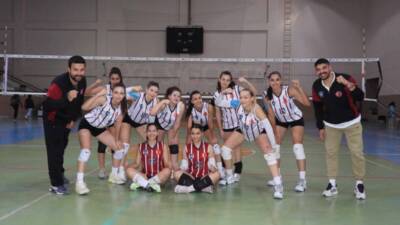 Türkiye 2. Ligi'nde mücadele eden Hatay Voleybol Takımı, başarılı performansına