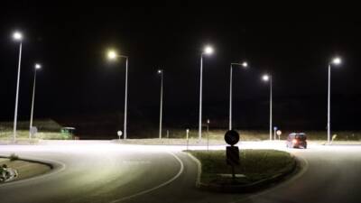 Altınözü-Antakya yolu üzerindeki Altınkaya Mahallesi kavşağı, tamamlanan aydınlatma çalışmalarıyla güvenli