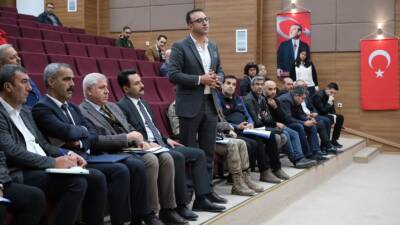 Defne Belediye Başkanı Halil İbrahim Özgün, mahalle muhtarlarıyla gerçekleştirilen toplantıya