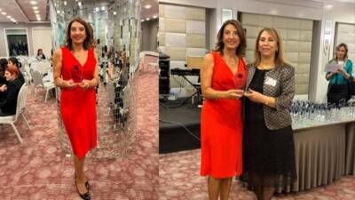 Antakyalı eczacı Meltem Güzelmansur, hem 35. yıl mezuniyet plaketini aldı