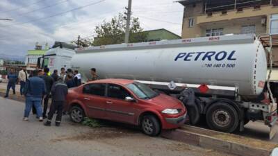 Hatay’ın Dörtyol ilçesinde bir tırın otomobile çarpması sonucu iki araçta