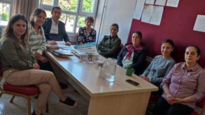 Hatay Eğitim Sen başkanı Özgür Tıraş ve yönetimi, öğretmenlerle mesleki