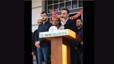 Defne Belediye Başkanı Halil İbrahim Özgün, Harbiye Hizmet Binası önünde