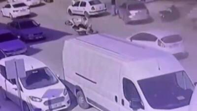 Antakya Aksaray Mahallesi’nde trafikte tehlikeli hareketler sergileyen bir motosiklet sürücüsü,