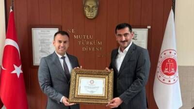 AK Parti’nin Kırıkhan ilçe başkanlığına seçilen Eyüp Denizoğlu, mazbatasını alarak