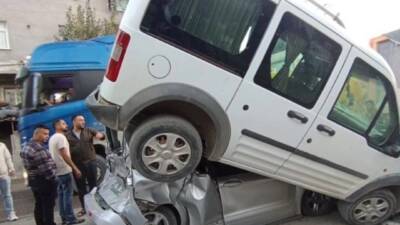 Narlıca mevkiinde meydana gelen ilginç kaza, hafriyat kamyonlarının arasında sıkışan