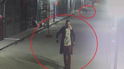 Defne ilçesinde madde bağımlısı bir şahıs, esnafın baktığı kedileri sokak