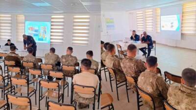 Hatay’da itfaiye ekipleri, vatani görevini yapan Mehmetçiklere yangın güvenliği konusunda