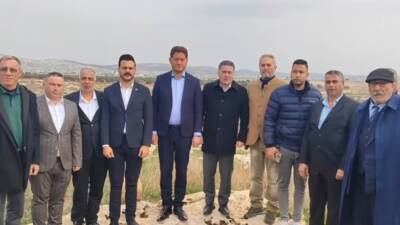 CHP Hatay Milletvekili Servet Mullaoğlu, beraberindeki heyetle Suriye sınırında incelemelerde