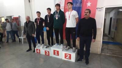 İskenderun'da gerçekleştirilen gençler yüzme yarışları, Hatay genelinden 100'ün üzerinde sporcunun