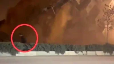 Hatay’ın Defne ilçesinde kontrollü olarak yıkılan 6 katlı binanın yıkım