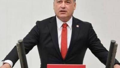 Hatay CHP Milletvekili Servet Mullaoğlu, Samandağ ziyaretinde parti binasında Suriye’deki