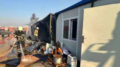 Hatay’ın Defne ilçesinde şantiye alanında çıkan yangında, işçilerin kaldığı 4