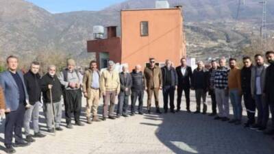 İskenderun Belediye Başkanı Mehmet Dönmez, Suçıkağı Mahallesi'nde başkan yardımcıları ve