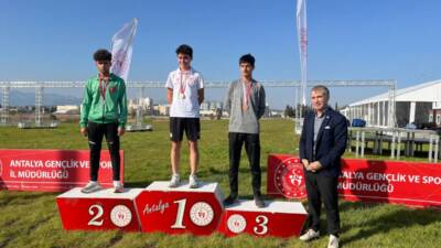 Antakyalı atletler Dilcan Keser ve Ahmet Elharden, bölgesel kros ligi