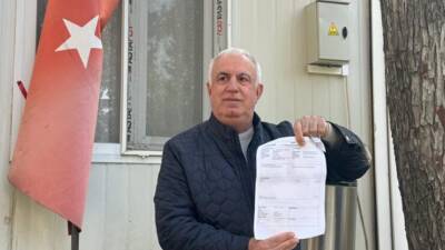 Depremin yaralarını sarmaya çalışan Güllübahçe Mahallesi Muhtarı Rafet Yavrum, elektrik