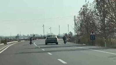 Hatay’ın Reyhanlı ilçesinde, gençlerin trafikte sergilediği tehlikeli davranışlar, izleyenleri şoke