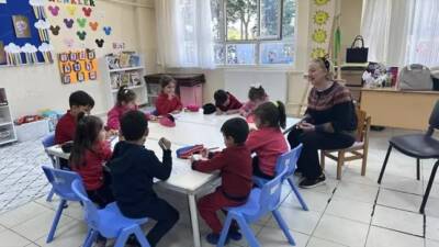 Hatay Büyükşehir Belediyesi, Arsuz ilçesindeki ana sınıfı öğrencilerini sevindirdi. Akçalı