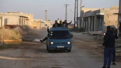 Suriye'de Beşar Esad rejimi karşıtı silahlı grupların ilerleyişi sürüyor. Halep'te