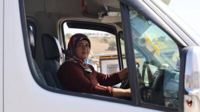 Antakya’da 14 yıldır öğrenci servisi şoförlüğü yapan dört çocuk annesi