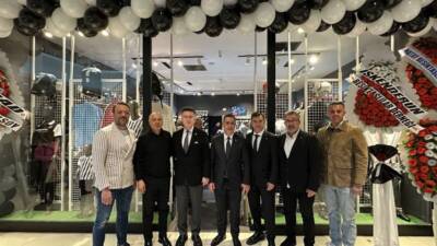 Hatay’ın İskenderun ilçesinde, Beşiktaş Jimnastik Kulübü’nün lisanslı ürünlerini taraftarlarıyla buluşturan