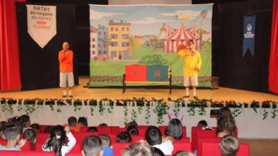 Hatay Büyükşehir Belediyesi, "İki Bavul Dolusu" adlı çocuk oyunuyla Hatay’daki