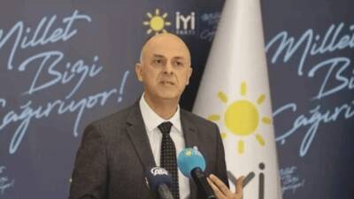 İzmir Milletvekili Ümit Özlale, İYİ Parti'den istifa ederek Cumhuriyet Halk