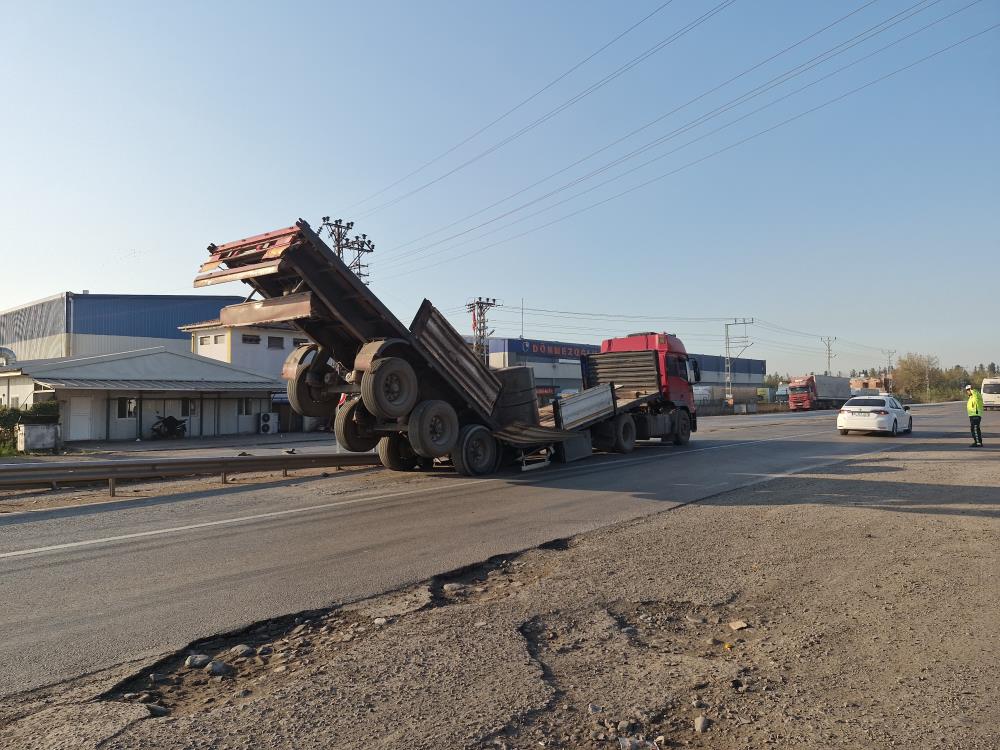 Akıl Almaz Kaza: Hatay’da Tırın Dorsesi İkiye Ayrıldı