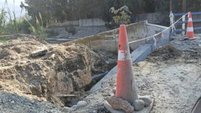 Hatay’ın Defne ilçesine bağlı Akdeniz Mahallesi’nde yollar çamur ve pislikle