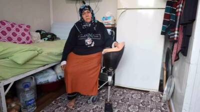 Hatay'da eşini, kızını ve bacağını kaybeden Aysel Göçmen, protez sorunlarıyla