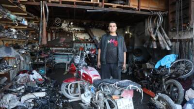 Hatay'ın Yayladağı ilçesinde küçük yaşlardan itibaren motosiklet tamircisi babasının yanında