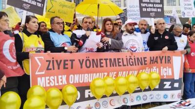 Ankara'da Sağlık Bakanlığı önünde bir araya gelen hekimler ve sağlık